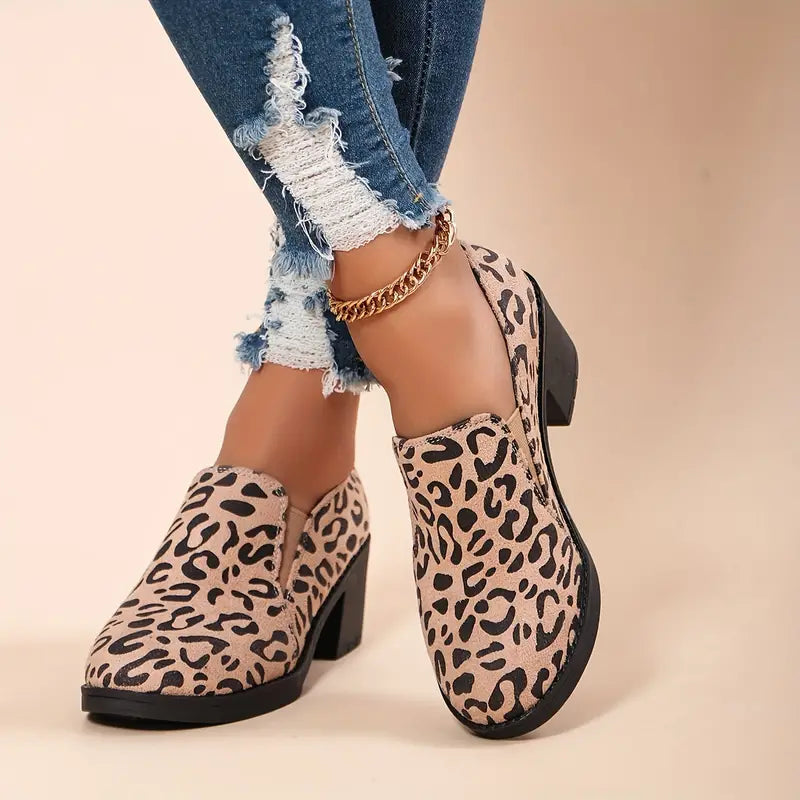 Damen - Modische Wildlederschuhe - Elegantes Leopardenmuster - Stilvolle Schuhe für modebewusste Frauen