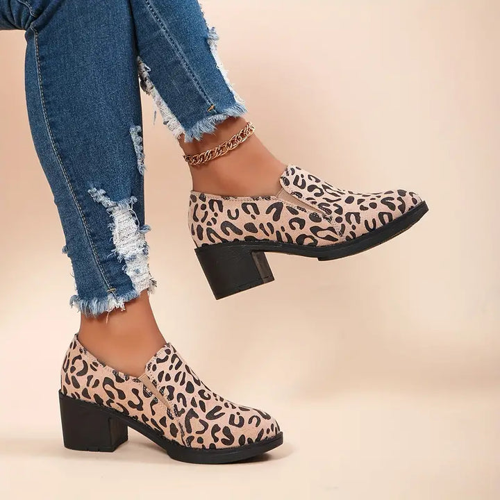 Damen - Modische Wildlederschuhe - Elegantes Leopardenmuster - Stilvolle Schuhe für modebewusste Frauen