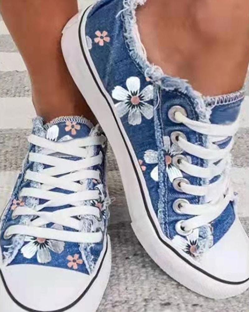 Denim-Sneaker mit Blumen