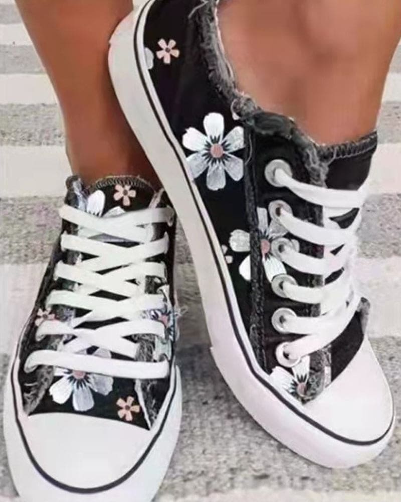 Denim-Sneaker mit Blumen