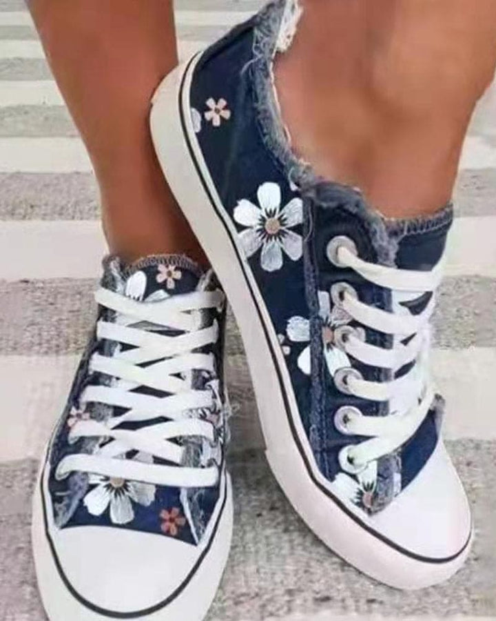 Denim-Sneaker mit Blumen