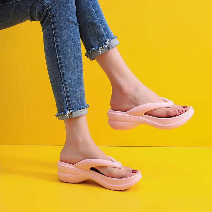 Sommer-Damen-Slipper mit Keilabsatz aus EVA: Weiche und atmungsaktive Plateau-Flip-Flops für den Außen- und Innenbereich