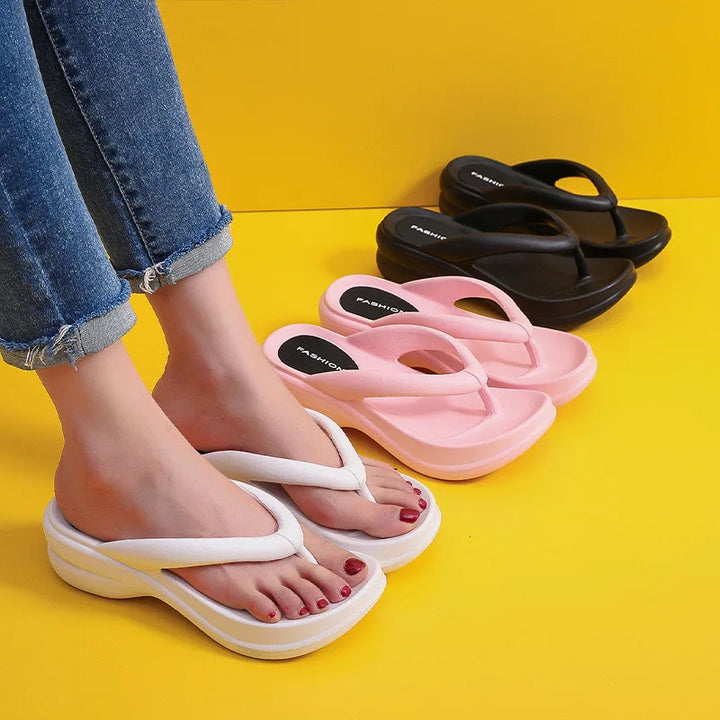 Sommer-Damen-Slipper mit Keilabsatz aus EVA: Weiche und atmungsaktive Plateau-Flip-Flops für den Außen- und Innenbereich