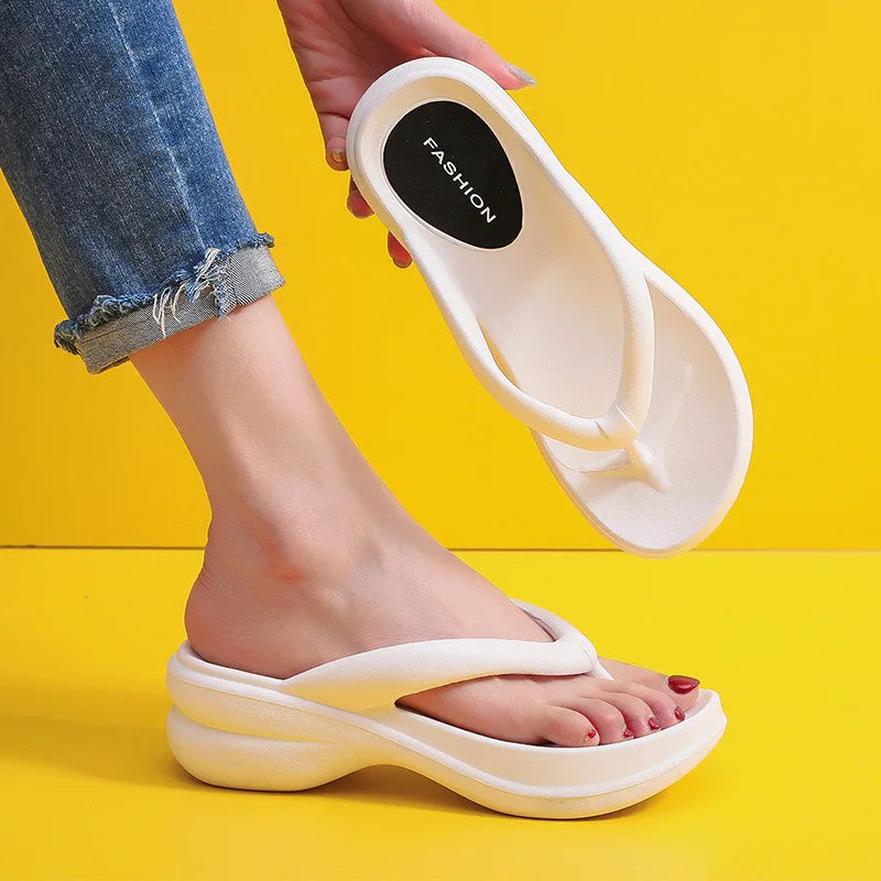 Sommer-Damen-Slipper mit Keilabsatz aus EVA: Weiche und atmungsaktive Plateau-Flip-Flops für den Außen- und Innenbereich