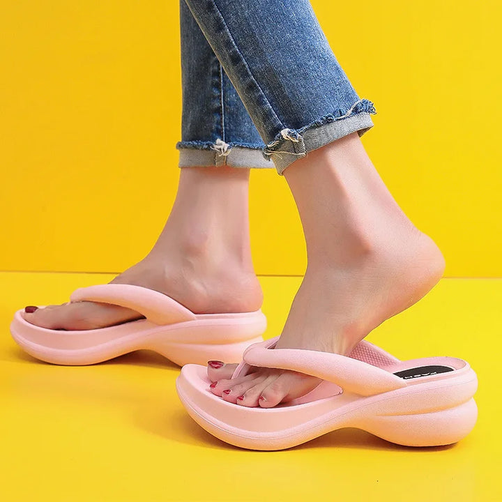 Sommer-Damen-Slipper mit Keilabsatz aus EVA: Weiche und atmungsaktive Plateau-Flip-Flops für den Außen- und Innenbereich