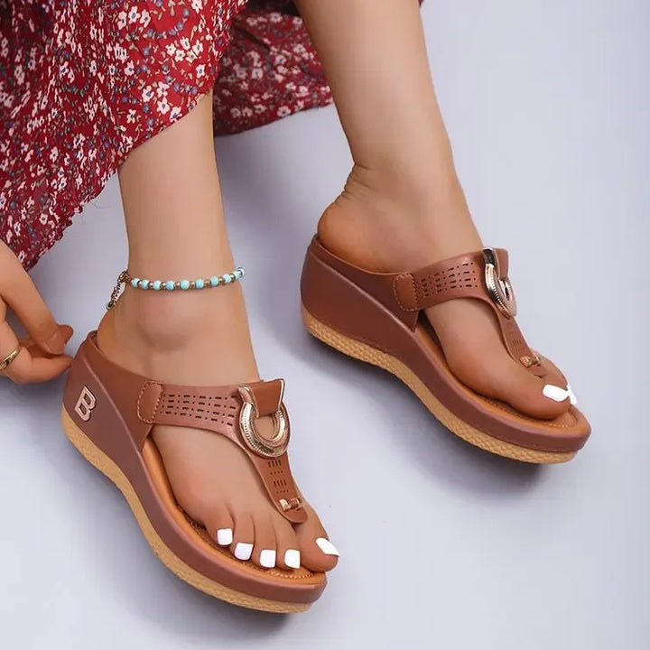 Sommer-Sandalen mit Keilabsatz und Zehenöffnung