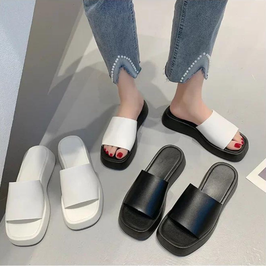 Minimalistische Slide-Sandalen mit breitem Riemen