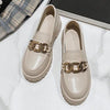 Klassische Loafer mit Kettendetail