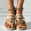 Geflochtene Sandalen mit Blumenverzierung