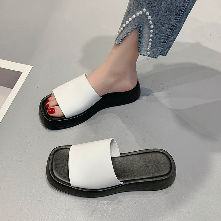 Minimalistische Slide-Sandalen mit breitem Riemen