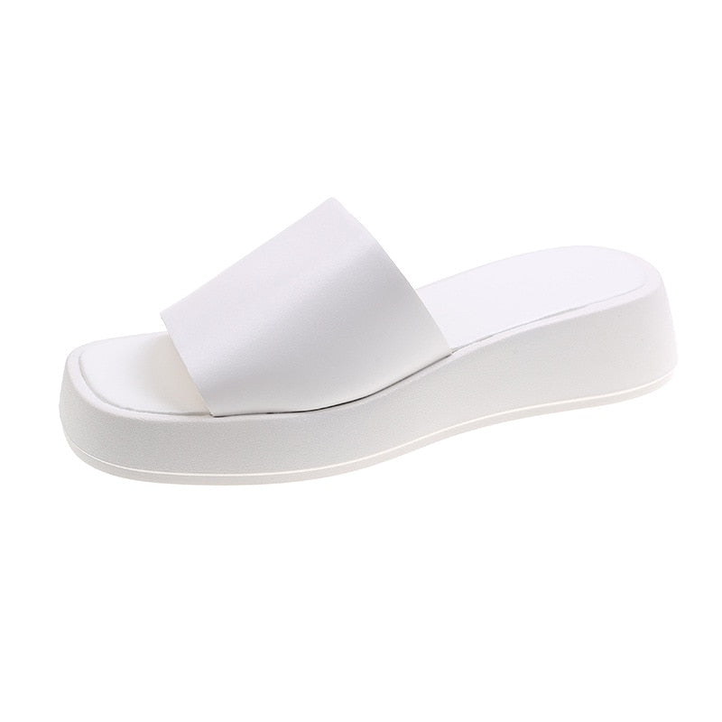 Minimalistische Slide-Sandalen mit breitem Riemen