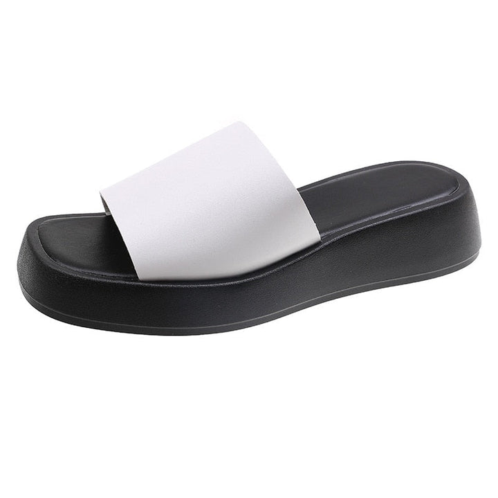 Minimalistische Slide-Sandalen mit breitem Riemen