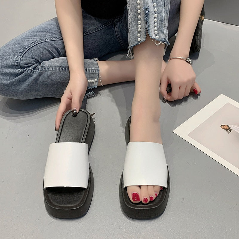 Minimalistische Slide-Sandalen mit breitem Riemen