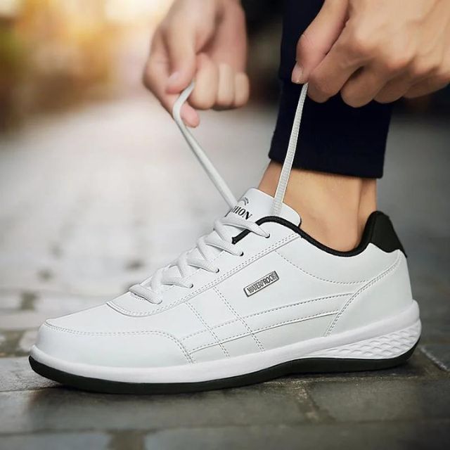 Low-Top-Sneakers mit seitlichem Streifen